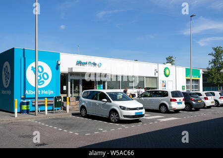 Albert Heijn Supermarkt an der BP-Tankstelle in Amsterdam, Niederlande. Stockfoto