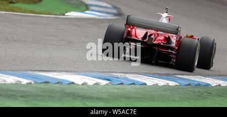 Hockenheim, Deutschland. 27. Juli, 2019. Motorsport: Formel 1-Weltmeisterschaft, den grossen Preis von Deutschland. Mick Schumacher, Formel 2-Fahrer, Laufwerke über die Schiene in das Auto seines Vaters, Formel-1-Weltmeister Michael Schumacher. Der Ferrari F 2004 ist das preisgekrönte Schumacher Auto aus dem Jahr 2004. Kredite: Jan Woitas/dpa-Zentralbild/dpa/Alamy leben Nachrichten Stockfoto