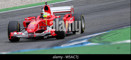 Hockenheim, Deutschland. 27. Juli, 2019. Motorsport: Formel 1-Weltmeisterschaft, den grossen Preis von Deutschland. Mick Schumacher, Formel 2-Fahrer, Laufwerke über die Schiene in das Auto seines Vaters, Formel-1-Weltmeister Michael Schumacher. Der Ferrari F 2004 ist das preisgekrönte Schumacher Auto aus dem Jahr 2004. Kredite: Jan Woitas/dpa-Zentralbild/dpa/Alamy leben Nachrichten Stockfoto