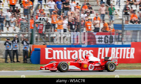 Hockenheim, Deutschland. 27. Juli, 2019. Motorsport: Formel 1-Weltmeisterschaft, den grossen Preis von Deutschland. Mick Schumacher, Formel 2-Fahrer, Laufwerke über die Schiene in das Auto seines Vaters, Formel-1-Weltmeister Michael Schumacher. Der Ferrari F 2004 ist das preisgekrönte Schumacher Auto aus dem Jahr 2004. Kredite: Jan Woitas/dpa-Zentralbild/dpa/Alamy leben Nachrichten Stockfoto
