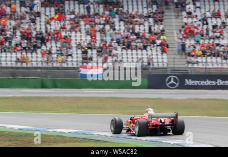 Hockenheim, Deutschland. 27. Juli, 2019. Motorsport: Formel 1-Weltmeisterschaft, den grossen Preis von Deutschland. Mick Schumacher, Formel 2-Fahrer, Laufwerke über die Schiene in das Auto seines Vaters, Formel-1-Weltmeister Michael Schumacher. Der Ferrari F 2004 ist das preisgekrönte Schumacher Auto aus dem Jahr 2004. Kredite: Jan Woitas/dpa-Zentralbild/dpa/Alamy leben Nachrichten Stockfoto