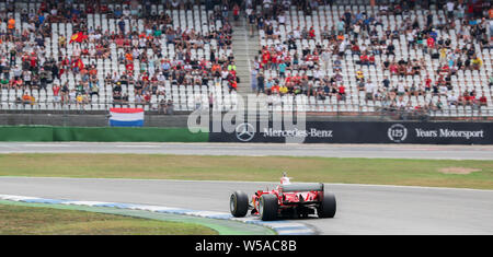 Hockenheim, Deutschland. 27. Juli, 2019. Motorsport: Formel 1-Weltmeisterschaft, den grossen Preis von Deutschland. Mick Schumacher, Formel 2-Fahrer, Laufwerke über die Schiene in das Auto seines Vaters, Formel-1-Weltmeister Michael Schumacher. Der Ferrari F 2004 ist das preisgekrönte Schumacher Auto aus dem Jahr 2004. Kredite: Jan Woitas/dpa-Zentralbild/dpa/Alamy leben Nachrichten Stockfoto