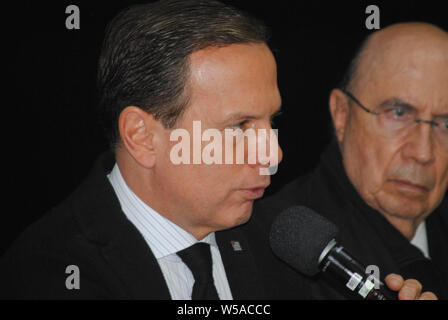 Sp, Brasilien. 26. Juli, 2019. Gouverneur João Doria und Sekretär Henrique Meirelles (d) auf einer Pressekonferenz nach dem Sekretariat der Konferenz in Bandeirantes Palace in São Paulo (SP), an diesem Freitag (26.). Auf der Pressekonferenz wurde das Programm "das Beste für Ihre Gesundheit", die für die Modernisierung und Erweiterung der physischen Strukturen und Technologie Park der Krankenhäuser vorgestellt. Die 1. Unionsbürgerschaft im Feld Preis wurde auch in den 10 Gemeinden von São Paulo mit der besten Leistung in der Agrarwirtschaft Kredit vergeben: Adeleke Anthony Fote/Pacific Press/Alamy leben Nachrichten Stockfoto