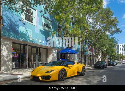 LAMBORGHINI HURACAN (© AUTOMOBILI LAMBORGHINI SPA 2014) © BERLUTI BERLUTI STORE (2018) NE 40 TH STREET MIAMI DESIGN DISTRICT Miami Florida USA Stockfoto