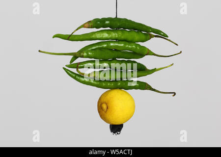 Nahaufnahme von Nimbu Mirchi Charme Stockfoto