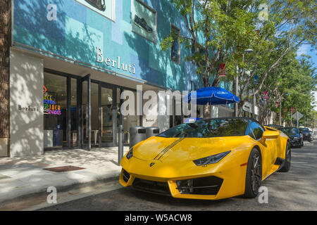 LAMBORGHINI HURACAN (© AUTOMOBILI LAMBORGHINI SPA 2014) © BERLUTI BERLUTI STORE (2018) NE 40 TH STREET MIAMI DESIGN DISTRICT Miami Florida USA Stockfoto