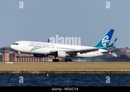 Air New Zealand Boeing 767 großes Verkehrsflugzeug der Landung am Flughafen Sydney. Stockfoto