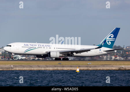 Air New Zealand Boeing 767 großes Verkehrsflugzeug der Landung am Flughafen Sydney. Stockfoto