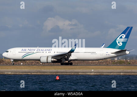 Air New Zealand Boeing 767 großes Verkehrsflugzeug der Landung am Flughafen Sydney. Stockfoto