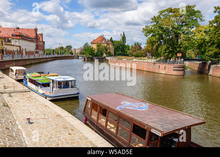 WROCLAW, Polen - Juli 17, 2019: Blick auf den Fluss Odra in Breslau im Sommer Stockfoto