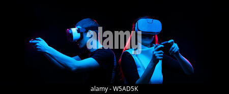 Paar mit Virtual reality Headset spielen Spiel. Stockfoto