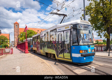 WROCLAW, Polen - Juli 17, 2019: Die Straßenbahn auf Sand Brücke (Most Piaskowy) in Breslau an einem Sommertag. Stockfoto