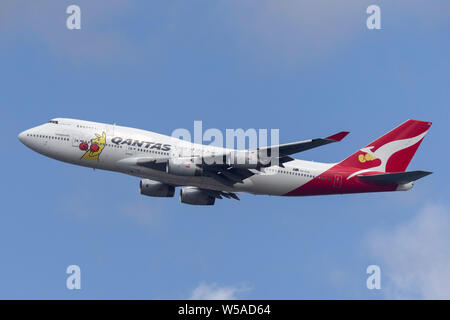 Qantas Boeing 747 Jumbo Jet Verkehrsflugzeug vom Flughafen Sydney mit einem speziellen Boxing kangaroo Liv Stockfoto