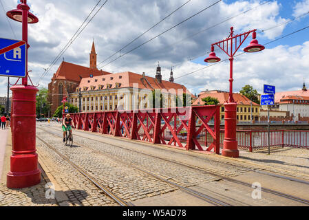 WROCLAW, Polen - 17 Juli, 2019: Der Sand Brücke (Most Piaskowy) über die Odra River in Breslau an einem Sommertag. Stockfoto