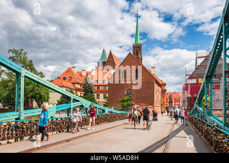 WROCLAW, Polen - 17. Juli 2019: Touristen auf der Dominsel Brücke in Breslau an einem Sommertag. Stockfoto