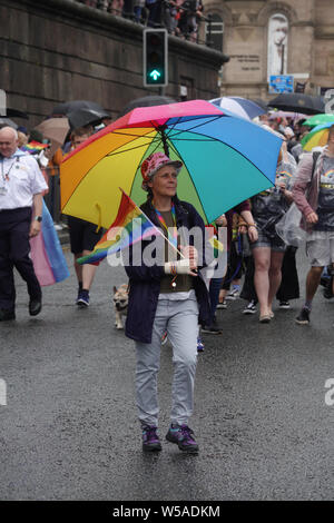 Liverpool, Großbritannien. 27. Juli, 2019. Tausende von Menschen nehmen an den jährlichen Stolz in Liverpool Parade. Credit: ken Biggs/Alamy leben Nachrichten Stockfoto