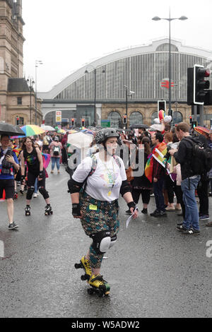 Liverpool, Großbritannien. 27. Juli, 2019. Tausende von Menschen nehmen an den jährlichen Stolz in Liverpool Parade. Credit: ken Biggs/Alamy leben Nachrichten Stockfoto