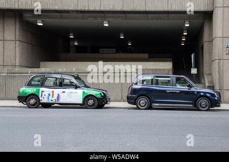 London black cab/Hackney Beförderung von 2019 Mit der neuen Hybrid Version von LEVC als Modell LEVC TX im Taxi Bucht geparkt Stockfoto