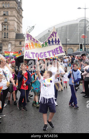 Liverpool, Großbritannien. 27. Juli, 2019. Tausende von Menschen nehmen an den jährlichen Stolz in Liverpool Parade. Credit: ken Biggs/Alamy leben Nachrichten Stockfoto