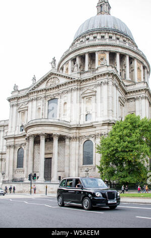 London black cab neuer Hybrid Electric Typ vor der St. Pauls Cathedral Stockfoto