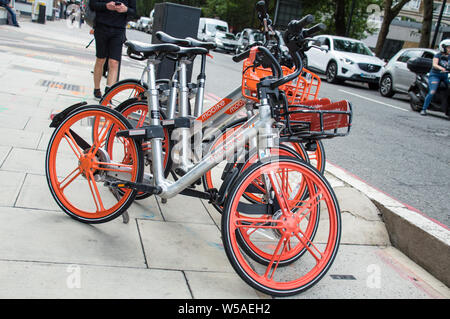 Mitfahrzentrale MoBike auf der Plattform in London Old Street Station geparkt Stockfoto