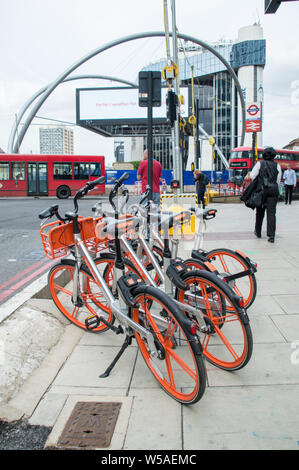 Mitfahrzentrale MoBike auf der Plattform in London Old Street Station geparkt Stockfoto