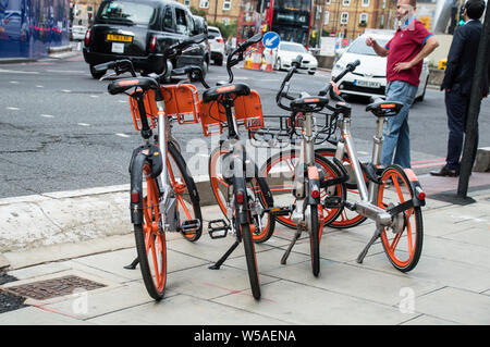 Mitfahrzentrale MoBike auf der Plattform in London Old Street Station geparkt Stockfoto