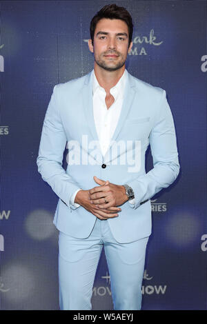 BEVERLY HILLS, LOS ANGELES, Kalifornien, USA - 26. Juli: Peter Porte kommt an der Hallmark Channel und Markenzeichen Filme und Geheimnisse Sommer 2019 TCA Presse Tour Veranstaltung in einem Privathaus am 26 Juli, 2019 in Beverly Hills, Los Angeles, Kalifornien, Vereinigte Staaten. (Foto von Xavier Collin/Image Press Agency) Stockfoto