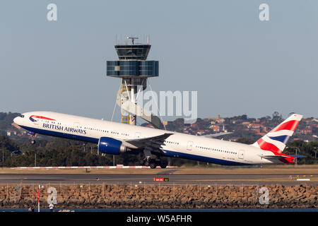 British Airways Boeing 777 großes Verkehrsflugzeug, die vor dem Kontrollturm am Flughafen Sydney. Stockfoto