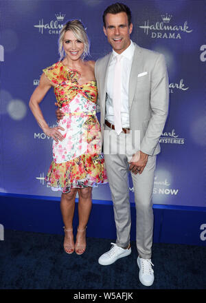 BEVERLY HILLS, LOS ANGELES, Kalifornien, USA - 26. Juli: Debbie Matenopoulos und Cameron Mathison am Hallmark Channel und Markenzeichen Filme und Geheimnisse Sommer 2019 TCA Presse Tour Veranstaltung in einem Privathaus am 26 Juli, 2019 in Beverly Hills, Los Angeles, California, United States. (Foto von Xavier Collin/Image Press Agency) Stockfoto