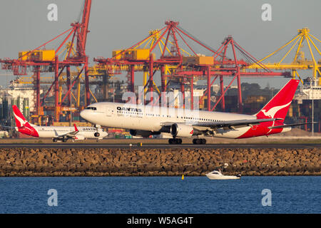 Qantas Boeing 767 airliner Landung am Flughafen Sydney. Stockfoto