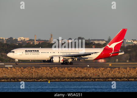 Qantas Boeing 767 airliner Landung am Flughafen Sydney. Stockfoto