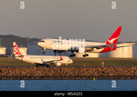 Qantas Boeing 767 Airliner über am Sydney Flughafen zu landen. Stockfoto