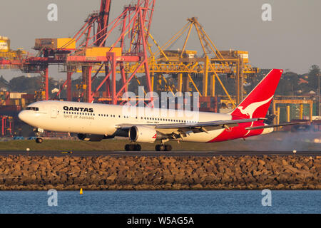 Qantas Boeing 767 airliner Landung am Flughafen Sydney. Stockfoto