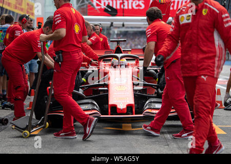 Hockenheim, Deutschland. 27. Juli, 2019. Motorsport: Formel 1-Weltmeisterschaft, den grossen Preis von Deutschland. Im dritten freien Training, Mechaniker arbeiten am Auto von Sebastian Vettel aus Deutschland und Team Scuderia Ferrari in der Boxengasse. Credit: Sebastian Gollnow/dpa/Alamy leben Nachrichten Stockfoto