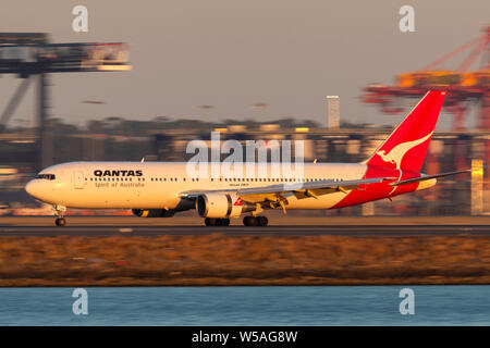 Qantas Boeing 767 airliner Landung am Flughafen Sydney. Stockfoto