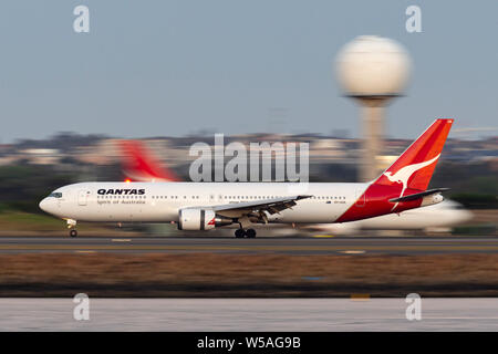 Qantas Boeing 767 airliner Landung am Flughafen Sydney. Stockfoto