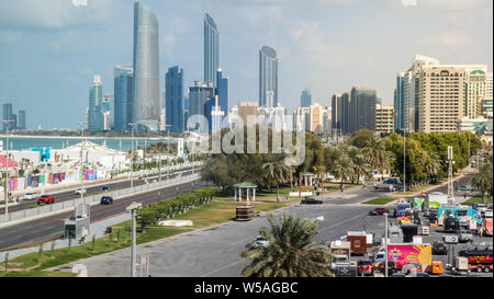 Schöne Sicht auf die Skyline von Abu Dhabi und Wahrzeichen von der berühmten Corniche Road Stockfoto