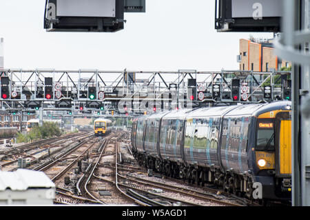 Ein südöstlicher Zug, der in die Londoner Bridge Station einfährt Stockfoto