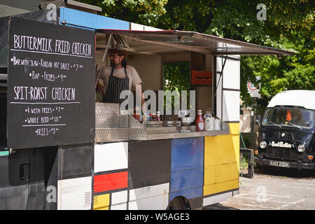 London, UK - Juli, 2019. Fried Chicken Abschaltdruck am Brockley Markt, Bauernmarkt jeden Samstag in Lewisham statt.