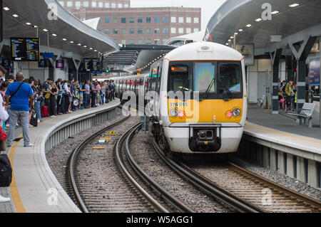 Südöstlicher Zug auf der Londoner Brückenstation mit Passagieren auf beiden Seiten des Bahnsteigs Stockfoto