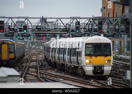 Ein südöstlicher Zug, der in die Londoner Bridge Station einfährt Stockfoto