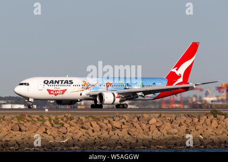 Qantas Boeing 767 Airliner mit speziellen Markierungen der Disney Film Flugzeuge am Flughafen Sydney zu fördern. Stockfoto