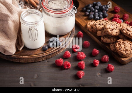 Chocolate cookies mit dunkler Schokolade und frischen bluebarries. Hausgemachte und leckere Cookies. Stockfoto