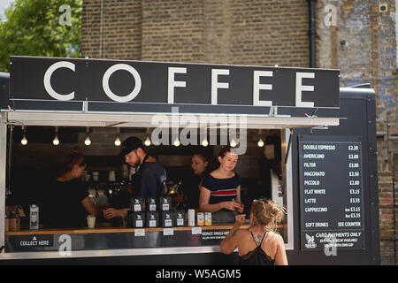 London, UK - Juli, 2019. Einen Kaffee van in Brockley Markt, einen wöchentlichen lokalen Markt findet jeden Samstag im Südosten Londons. Stockfoto