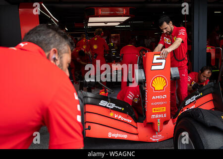 Hockenheim, Deutschland. 27. Juli, 2019. Motorsport: Formel 1-Weltmeisterschaft, den grossen Preis von Deutschland. Im dritten freien Training, Mechaniker arbeiten am Auto von Sebastian Vettel aus Deutschland und Team Scuderia Ferrari in der Boxengasse. Credit: Sebastian Gollnow/dpa/Alamy leben Nachrichten Stockfoto