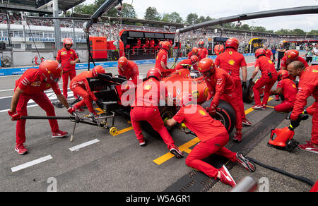 Hockenheim, Deutschland. 27. Juli, 2019. Motorsport: Formel 1-Weltmeisterschaft, den grossen Preis von Deutschland. Im dritten freien Training, Mechanik wird auf das Auto von Charles Leclerc von Monaco Arbeit Vom Team Scuderia Ferrari in der Boxengasse. Credit: Sebastian Gollnow/dpa/Alamy leben Nachrichten Stockfoto