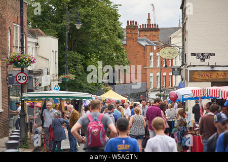 London, UK - Juli, 2019. Die Leute an der Hampstead Sommer Festival, ein jährliches Volksfest entlang Heath Street, Hosting mehr als 100 Ständen. Stockfoto