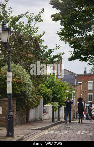 London, UK - Juli, 2019. Wohnstraße mit typischen georgianischen Häuser in Hampstead, einem eleganten Wohngebiet im Norden von London. Stockfoto