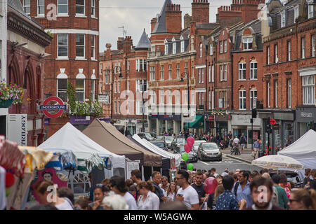 London, UK - Juli, 2019. Die Leute an der Hampstead Sommer Festival, ein jährliches Volksfest entlang Heath Street, Hosting mehr als 100 Ständen. Stockfoto